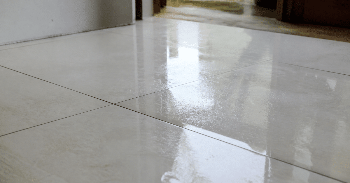 Carrelage blanc brillant posé horizontalement sur sol mouille