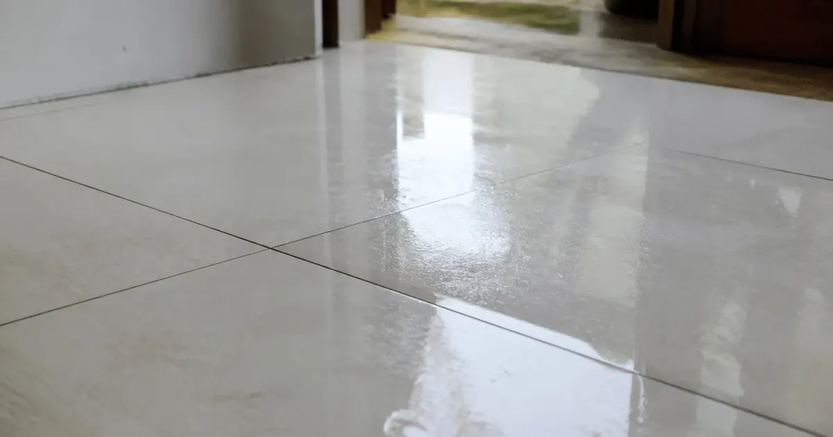 Carrelage blanc brillant posé horizontalement sur sol mouille