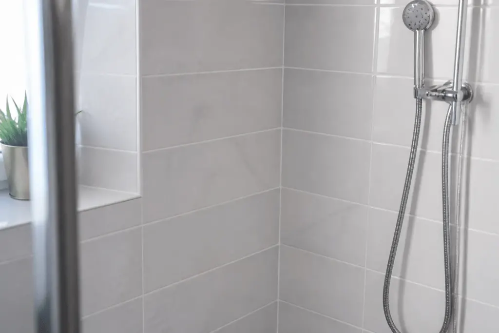 Carrelage salle bain avec joints blancs bien scelles