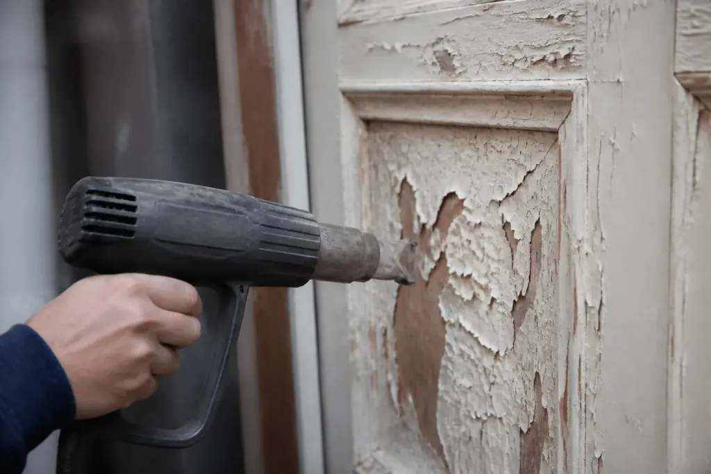 Pistolet thermique chauffant peinture boursoufflee sur porte bois