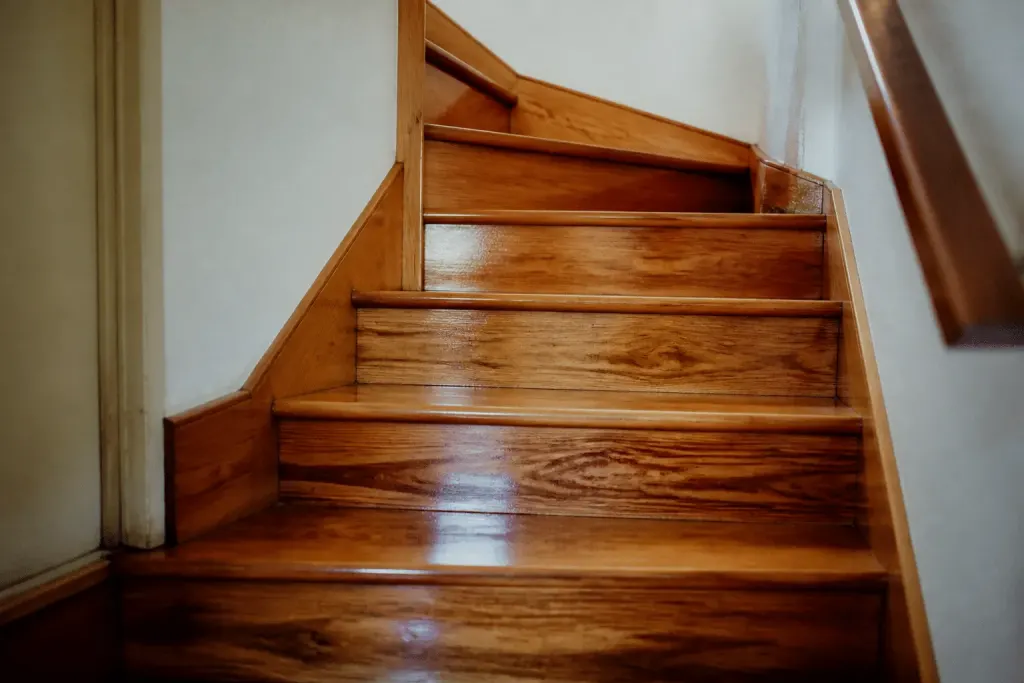 Escalier bois verni brillant revelant les veines naturelles
