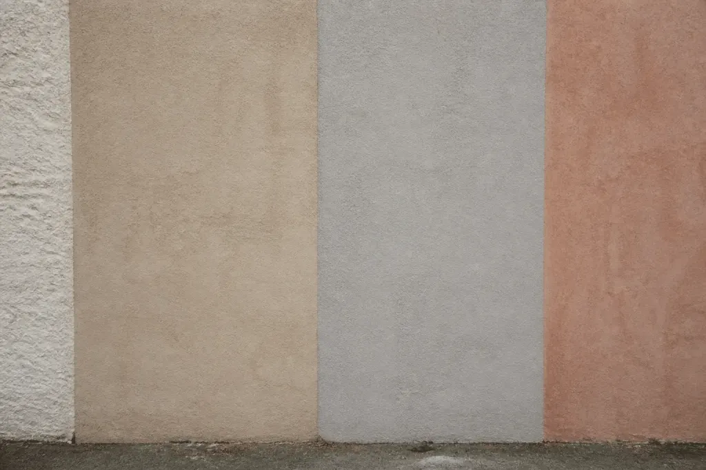 Mur affichant quatre finitions texturées différentes avec nuances.