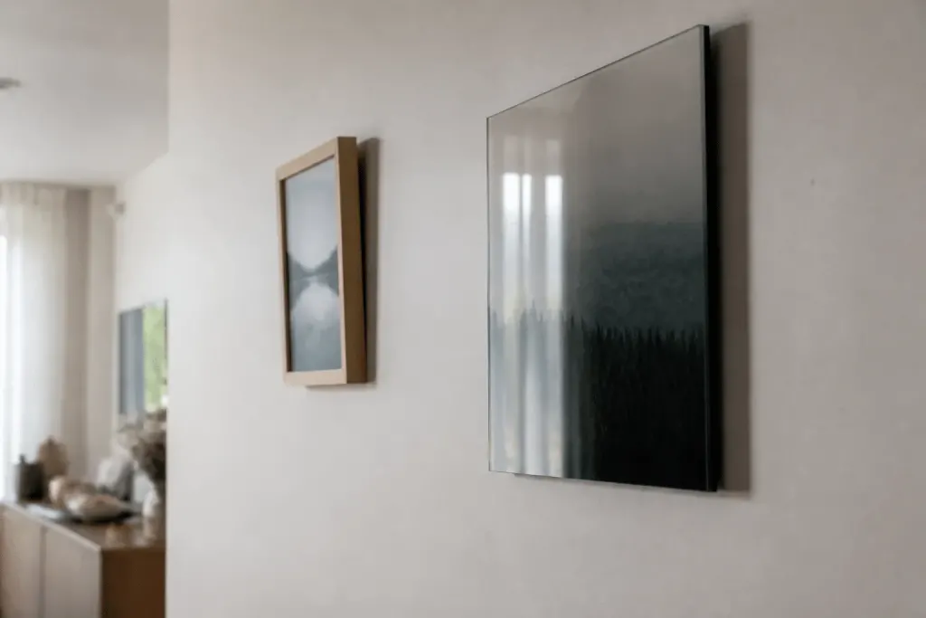 Cadre photo leger et tableau verre lourd sur mur blanc