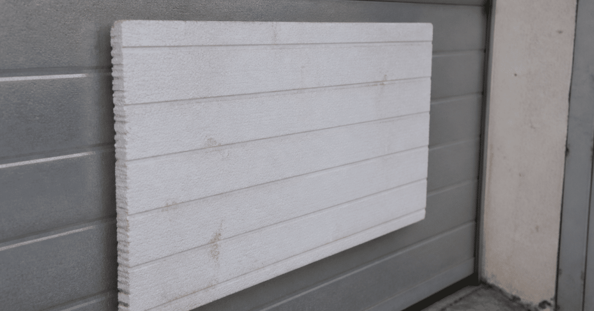 Panneau isolant blanc fixe sur porte garage metallique