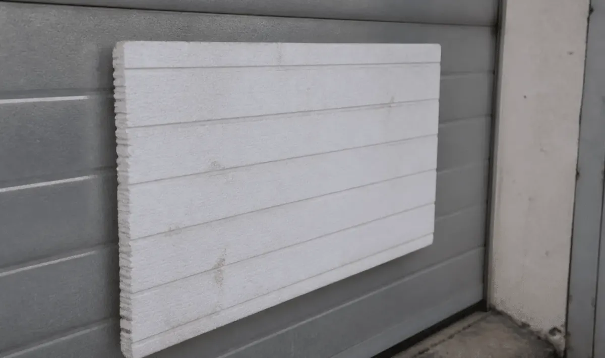Panneau isolant blanc fixe sur porte garage metallique