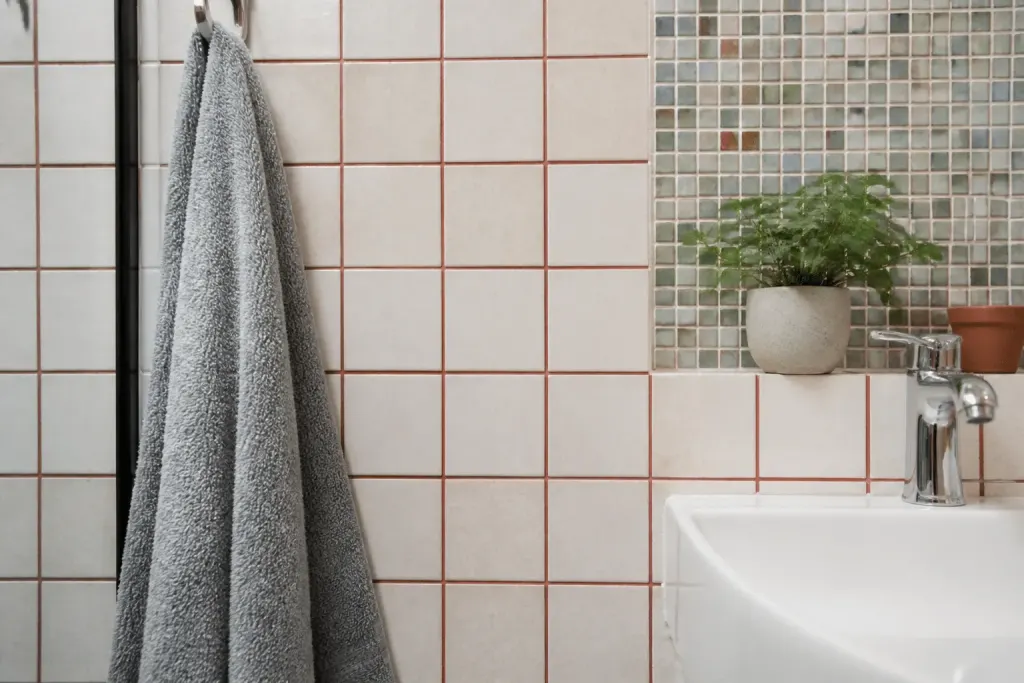 Carrelage salle bain avec joints colorés contrastants mettant en relief mosaïque