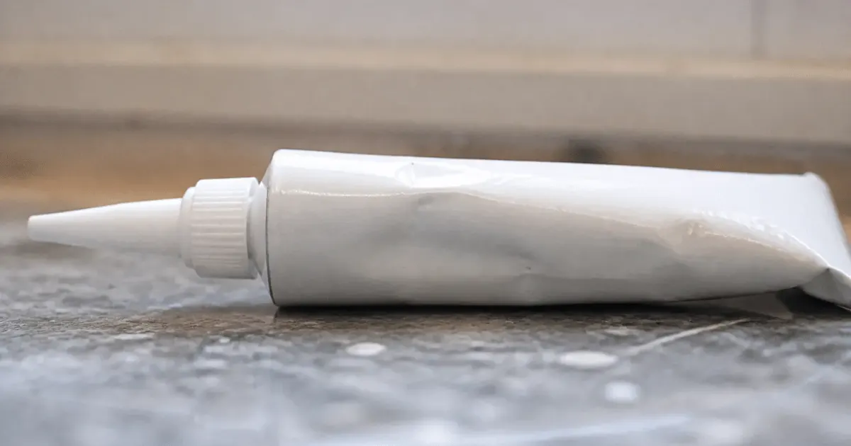 Tube produit joint époxy flex posé horizontalement sur surface