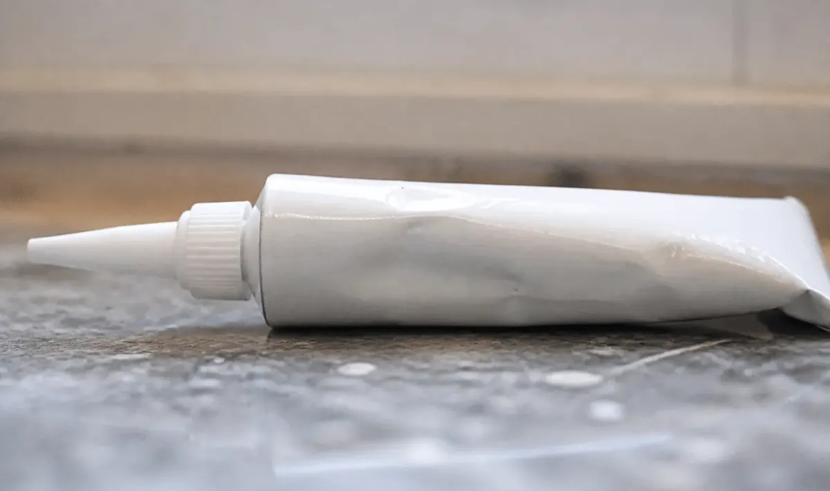 Tube produit joint époxy flex posé horizontalement sur surface