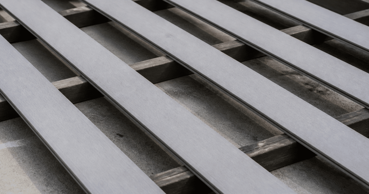 Lames composites gris clair espacees sur lambourdes de soutien paralleles