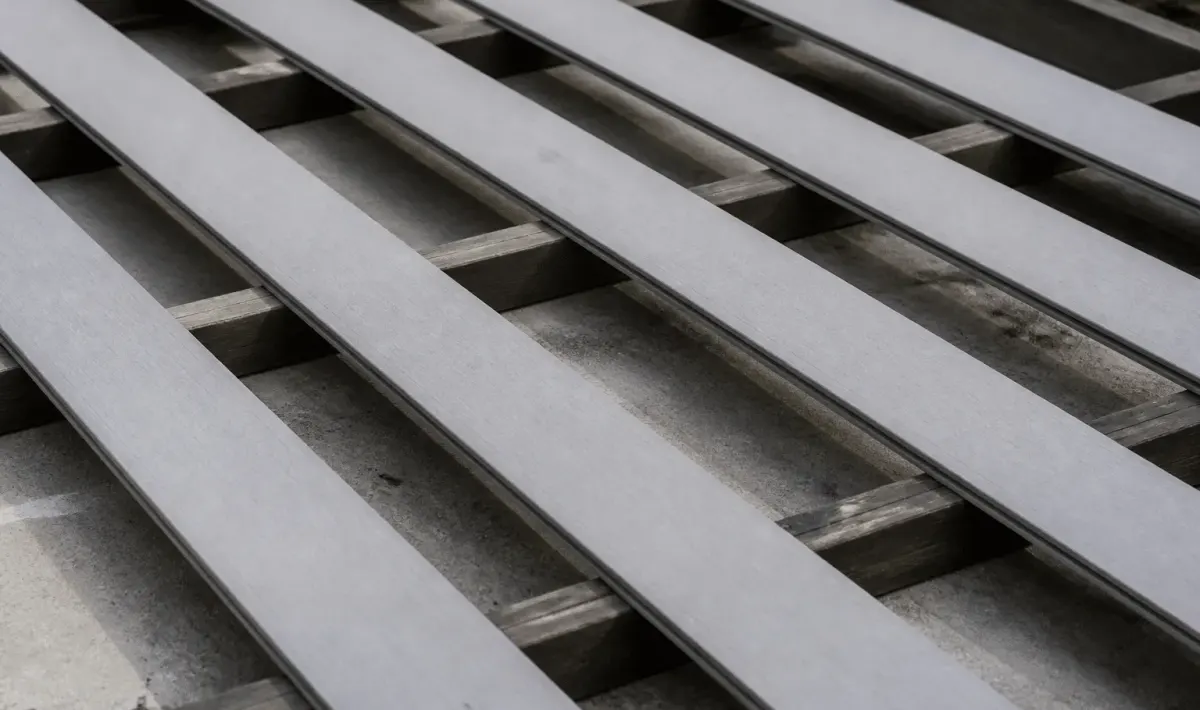 Lames composites gris clair espacees sur lambourdes de soutien paralleles