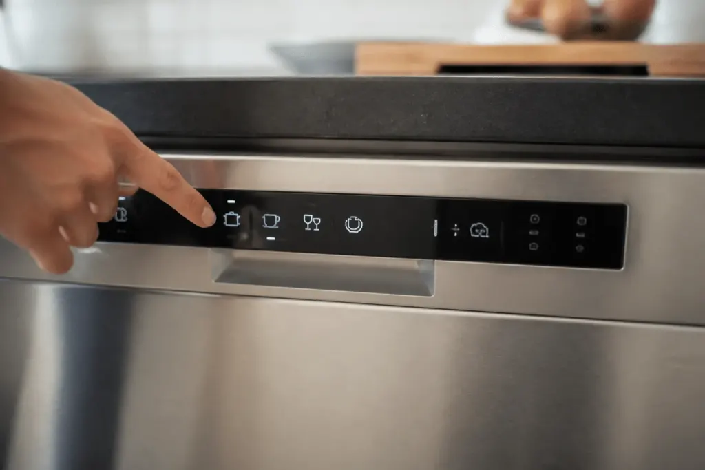Ecran numerique lave-vaisselle affichant programmes automatiques disponibles