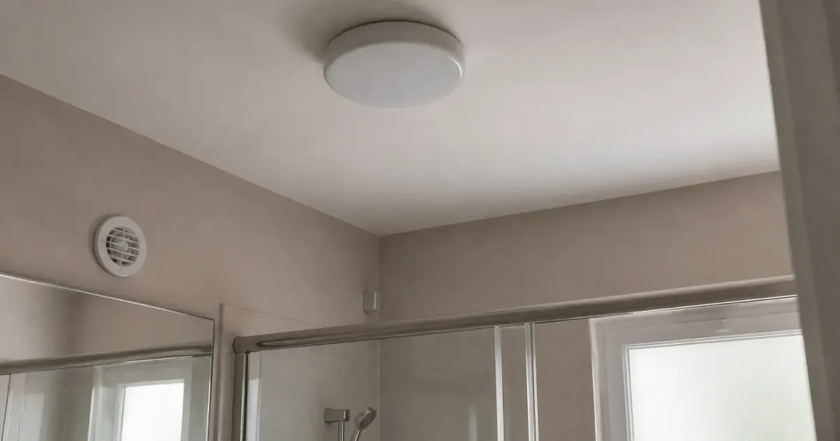 Luminaire rond blanc fixe au plafond salle bain