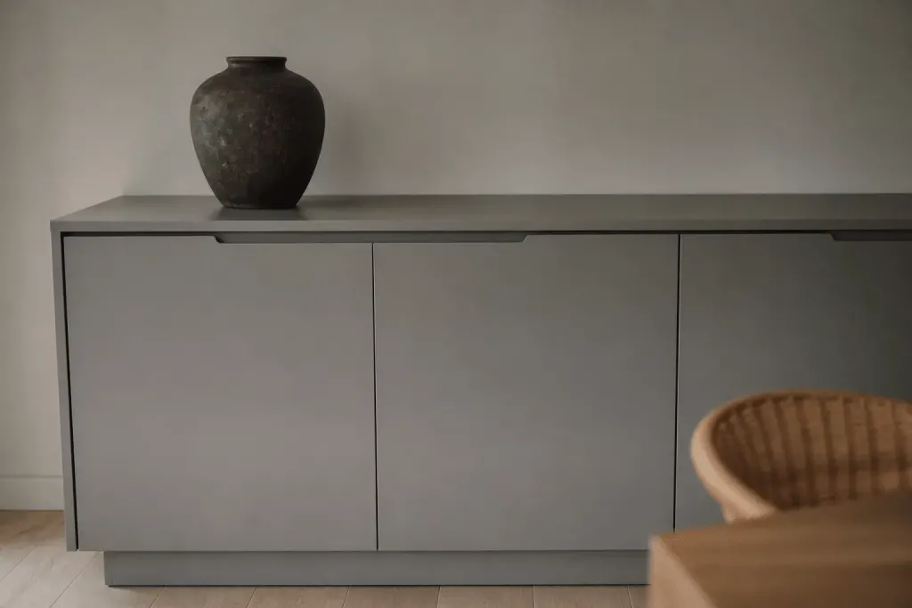 Meuble gris avec poignees integrees et portes epurees