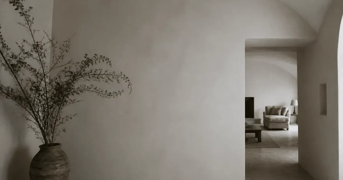 Mur interieur recouvert d'enduit calcaire blanc lisse