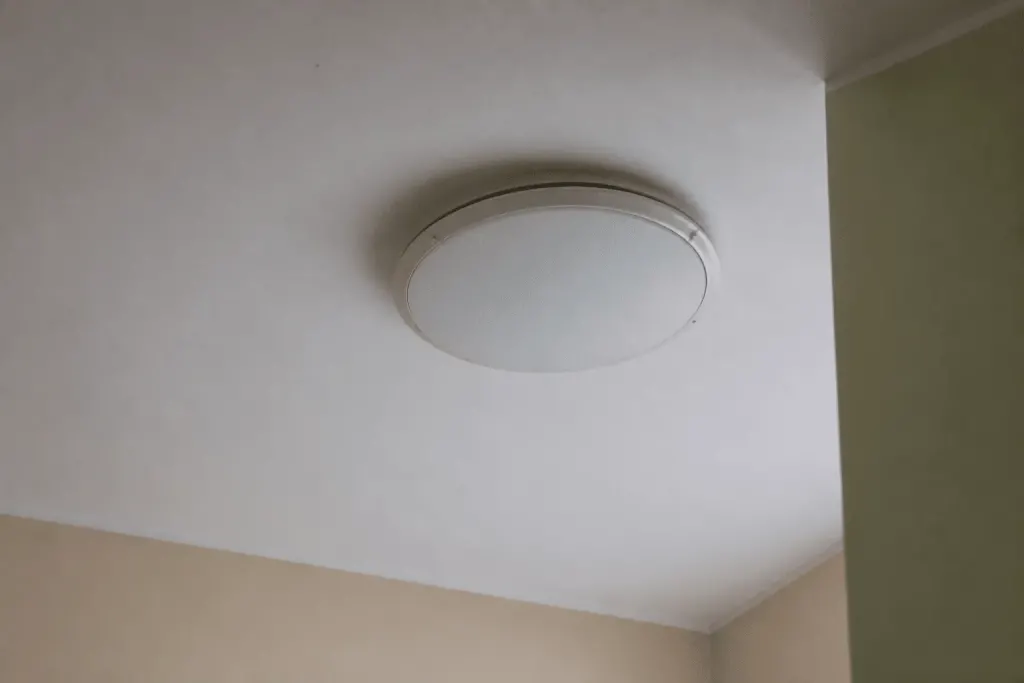 Luminaire circulaire moderne en verre dépoli au plafond blanc