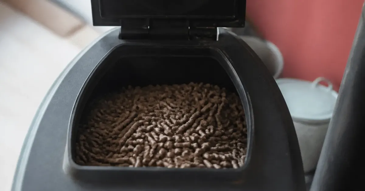 Poele metallique noir rempli de granules de bois chauffage