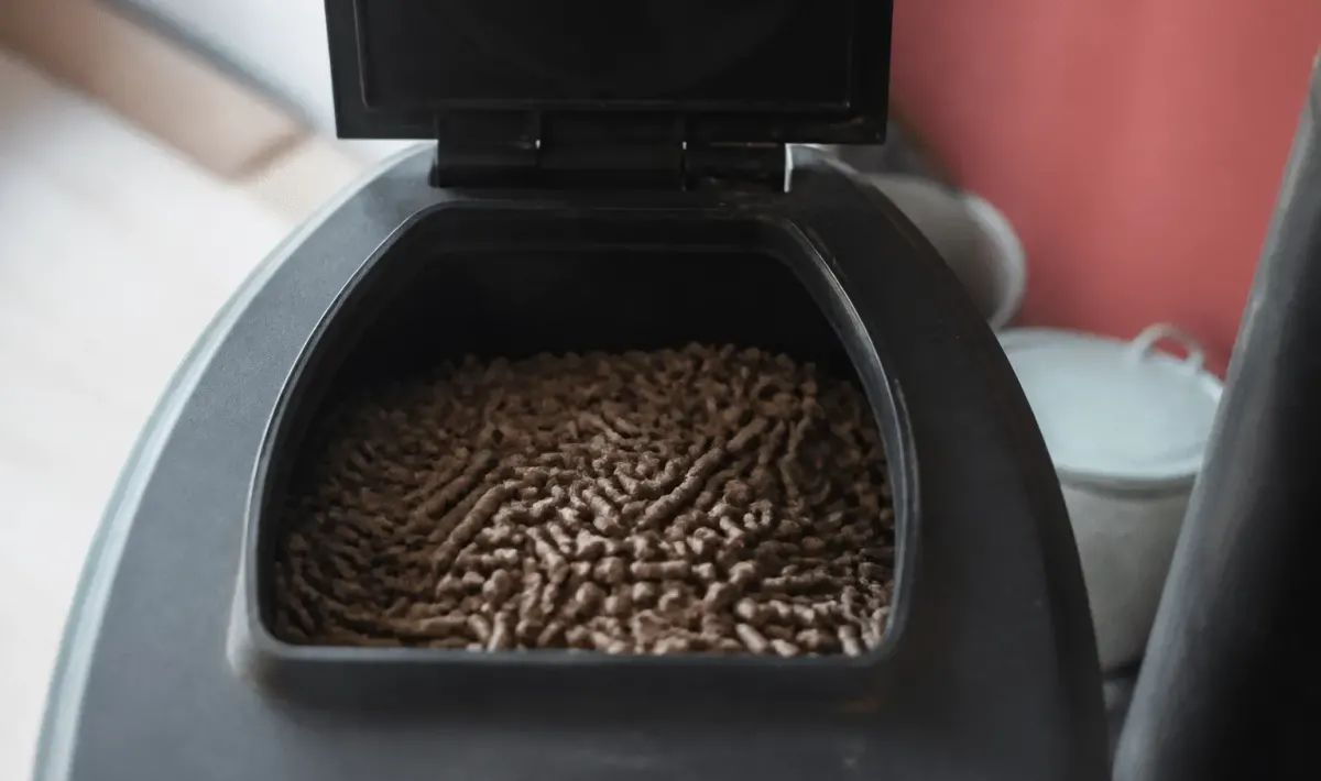 Poele metallique noir rempli de granules de bois chauffage