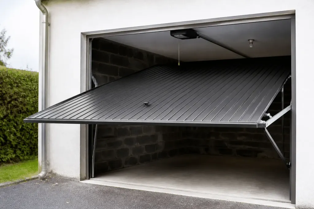 Porte garage metallique avec mesures et mecanisme motorise visible