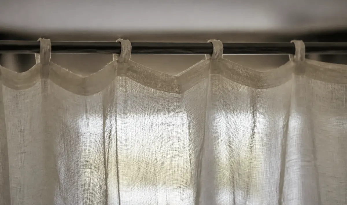 Rideau translucide accroche a barre metallique horizontale