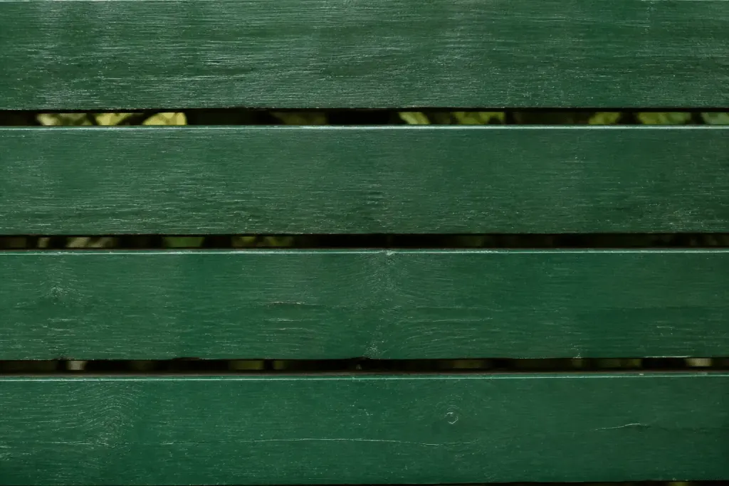 Planches de bois assemblees peintes en vert sapin