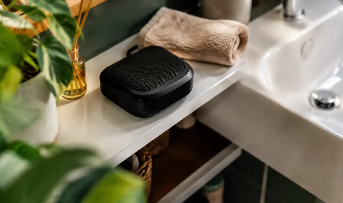 Appareil noir posé sur étagère blanche près du lavabo