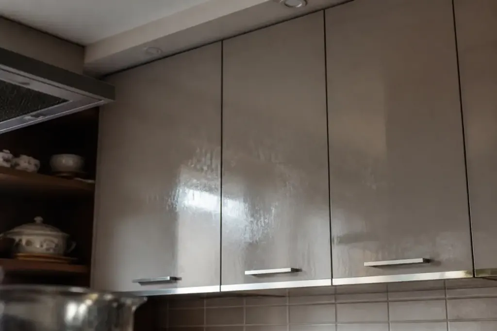 Armoire de cuisine couverte de film huileux
