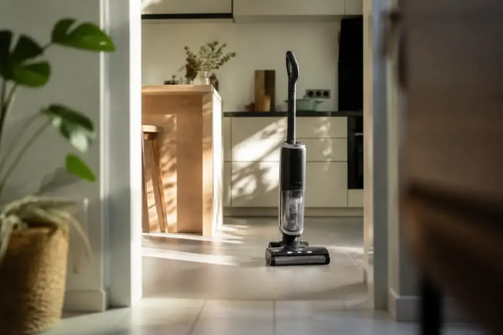 Aspirateur laveur sans fil Bissell pose sur carrelage clair