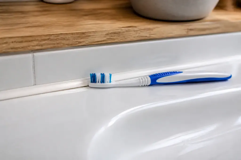 Brosse a dents posee sur un joint caoutchouc blanc