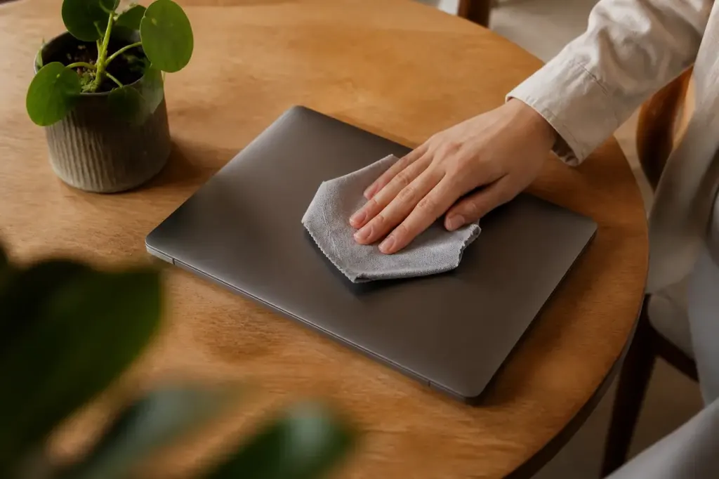 Chiffon microfibre sec pose sur un ordinateur portable