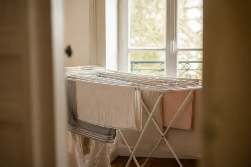Draps suspendus sur un etendoir pres de la fenetre