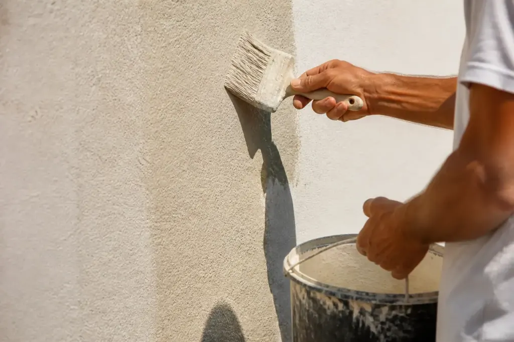 Facade enduit clair avec brosse et seau