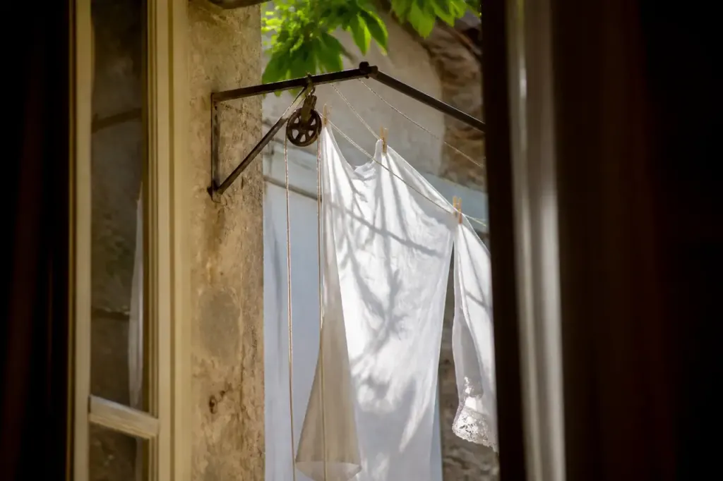 Linge blanc suspendu à un séchoir à poulie