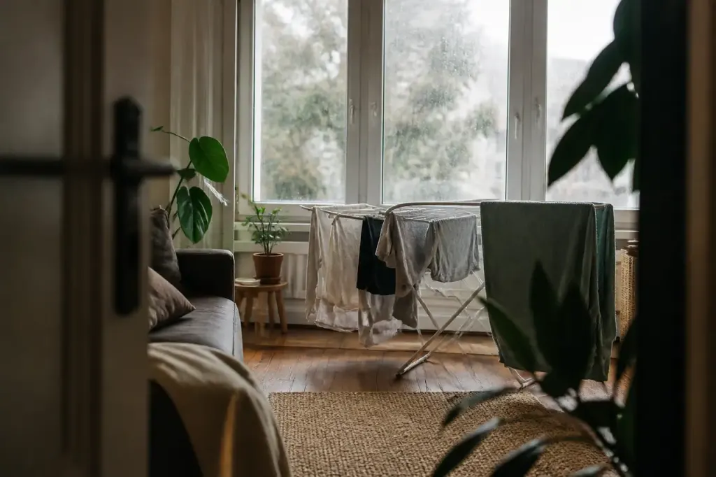Linge etendu dans un salon pres de fenetres embuees