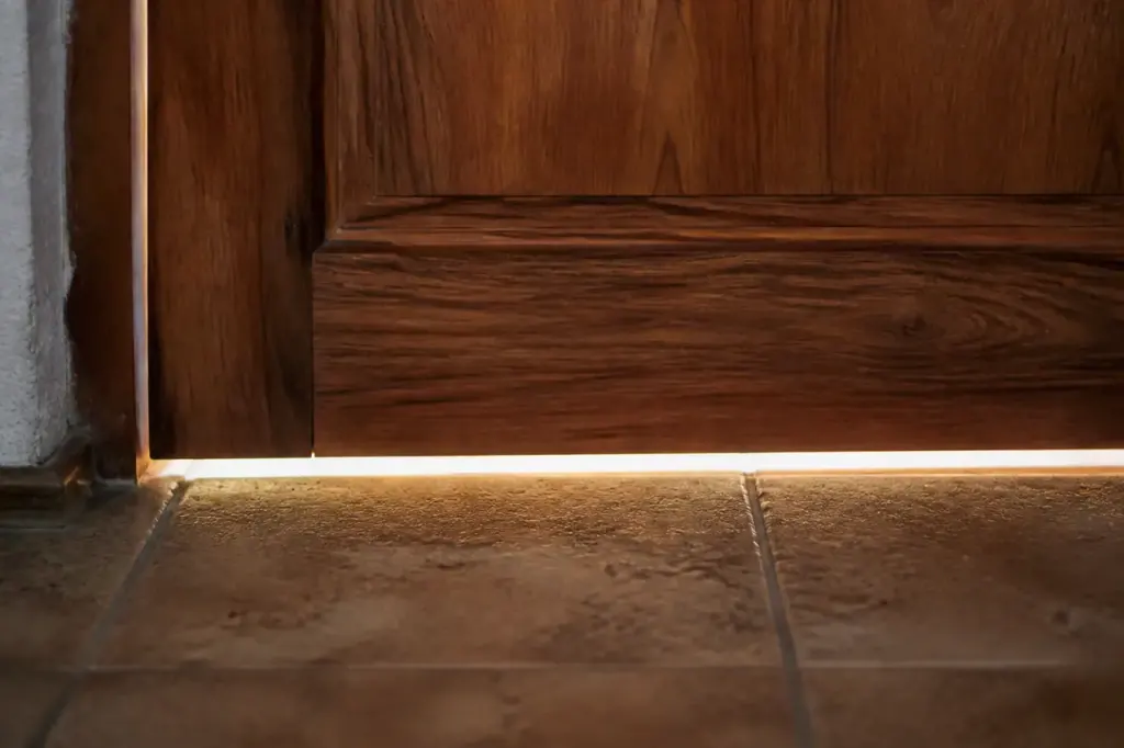 Porte en bois avec fente visible sous le battant