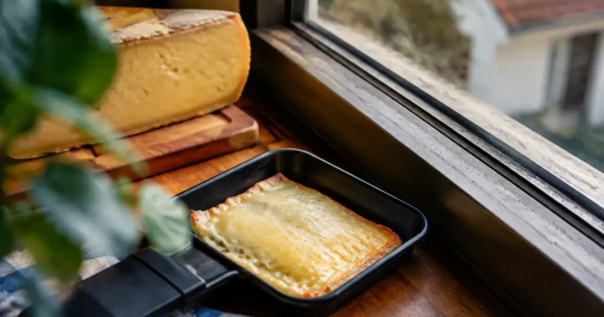 Raclette appuyee contre une baie vitree, rebord poussiereux visible