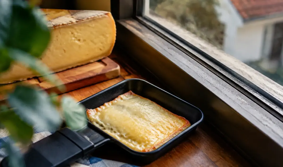 Raclette appuyee contre une baie vitree, rebord poussiereux visible