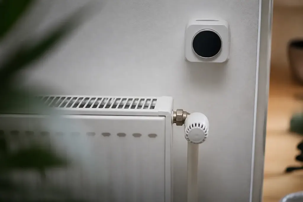 Radiateur froid et thermostat eteint sur un mur