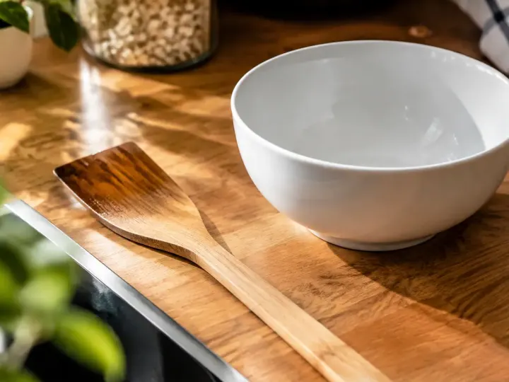 Ustensile de cuisine tache pose pres d'un bol blanc